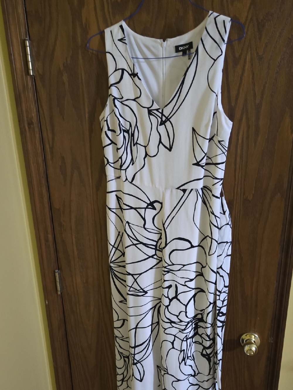 DKNY White Pantsuit with Black Floral Outline Ankle Length Sz 8